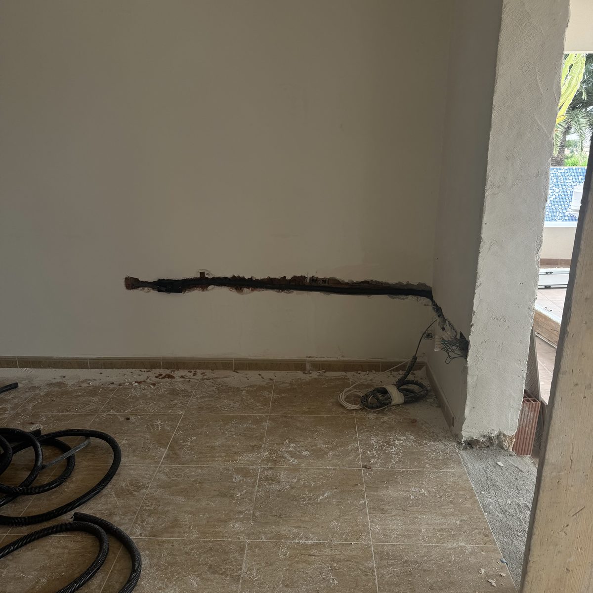 Instalación eléctrica antes - rozas en pared