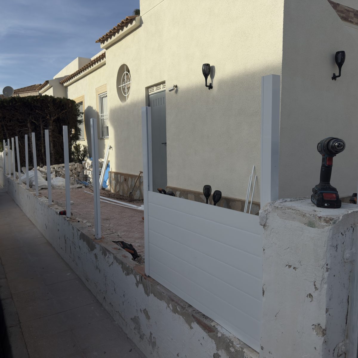 Valla durante el montaje