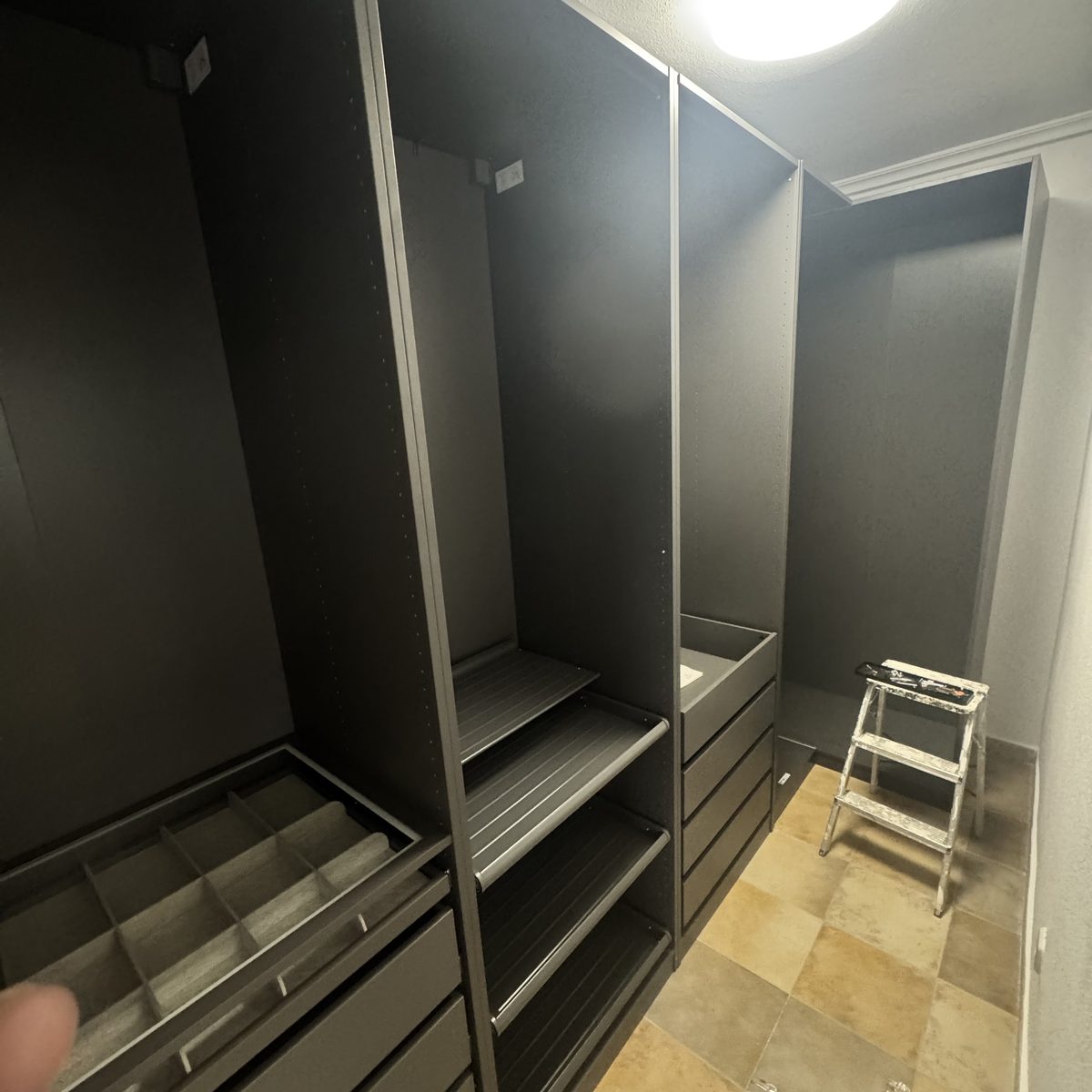 Interior armario terminado con cajones