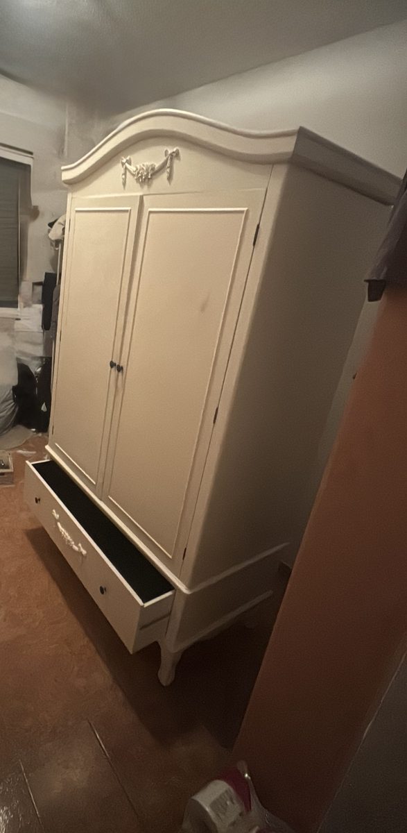 Armario clásico de madera montado