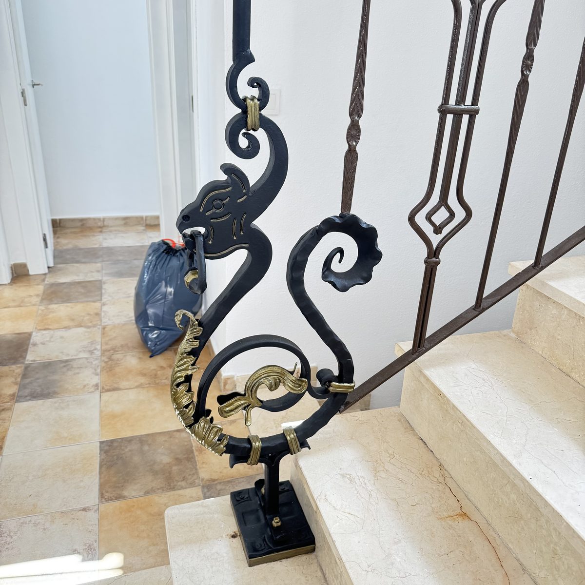 Barandilla restaurada en negro y dorado