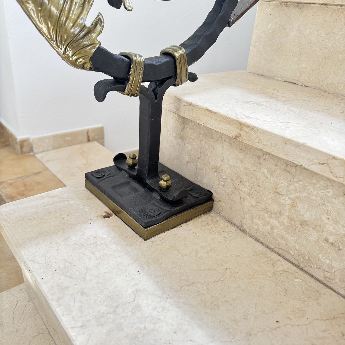 Barandilla restaurada en negro y dorado