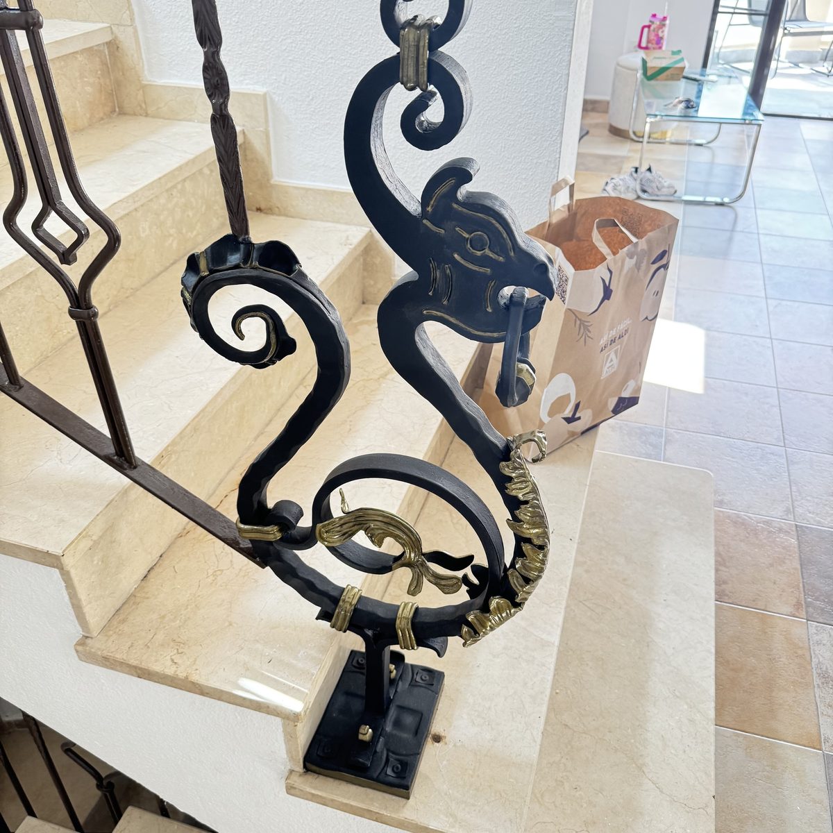 Barandilla restaurada en negro y dorado