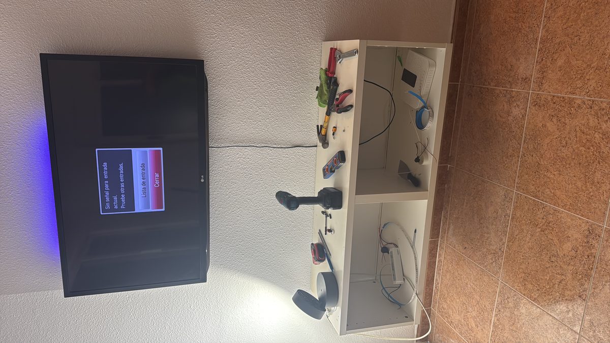 TV montada con iluminación LED