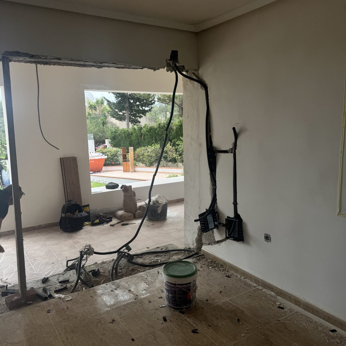 Habitación con focos y mueble instalado