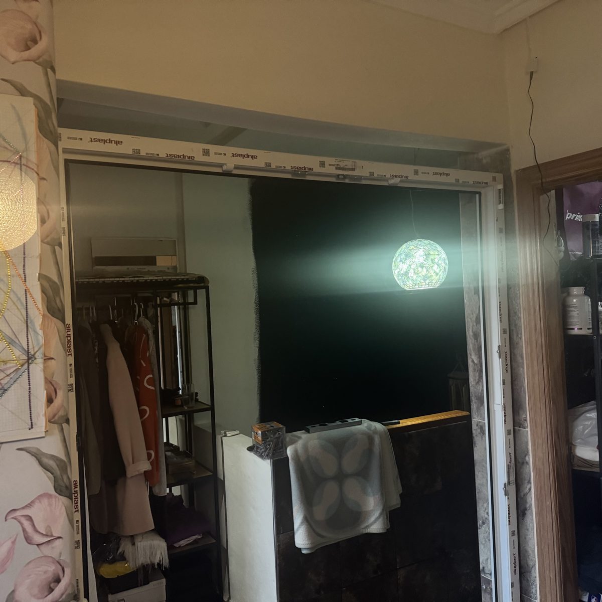 Instalación puerta aluminio durante